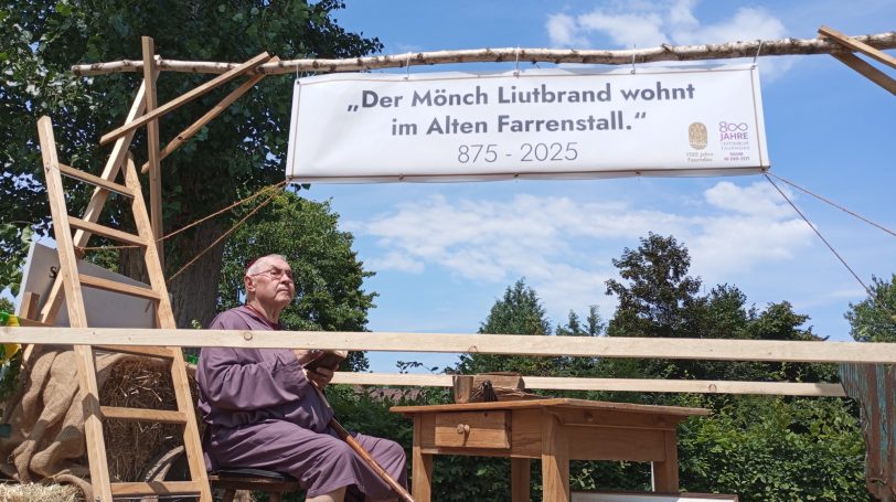 Umzug bein Kinderfest 2025: Wagen mit Mönch 